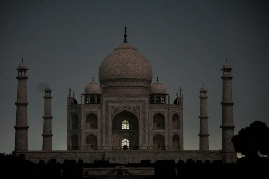 taj mahal view in dark night